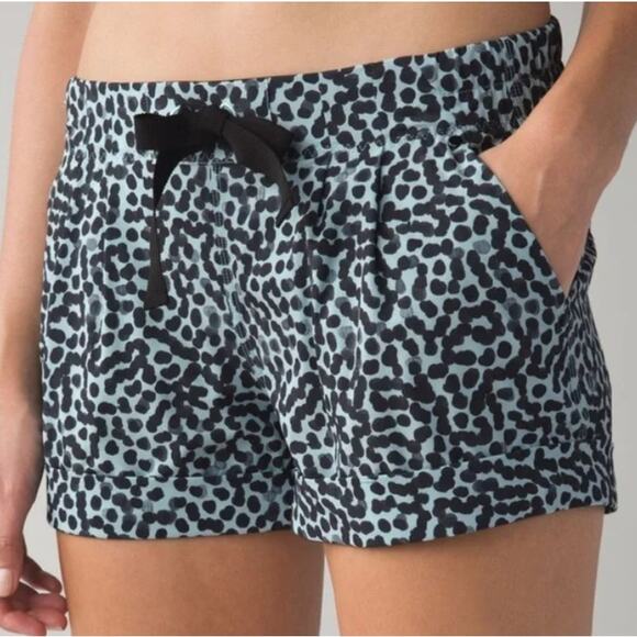 Lululemon Spring Break Away Shorts Ace Spot Tranquil Blue/Black size 12 - Picture 1 of 4